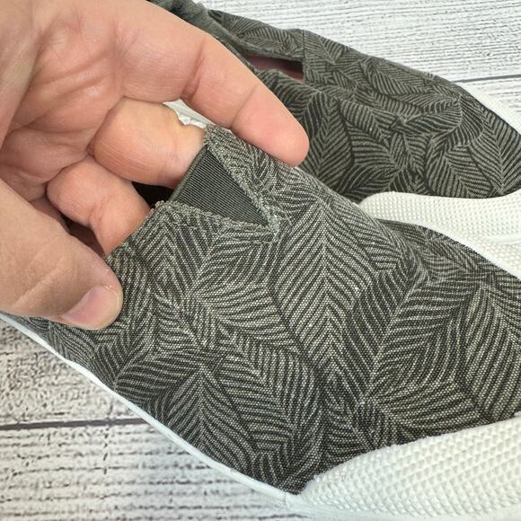 Roxy Women's Olive Leaf Printed Slip On Shoes Size 10 - Picture 2 of 10